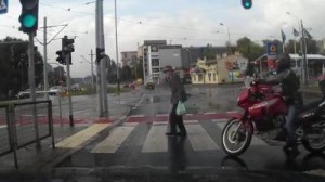 横断歩道を渡る老人へのバイク男性の粋な計らい