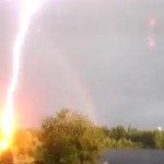 虹を撮影してたら雷も撮れた！てか落雷です。至近距離すぎます！