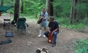 見たこと無い！森でギター弾いてる男性がコウモリに噛まれる瞬間！