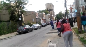 犬が怯えたせい？ビル解体を観に来た女性、絶妙なタイミングで肝心の瞬間を見逃す(笑)