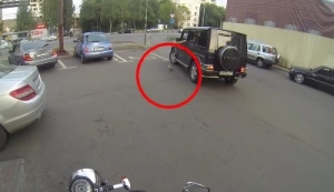 ポイ捨て許さない！天にかわって悪を討つバイク少女！