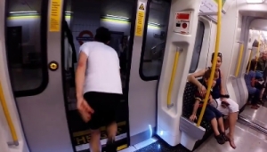 【面白勝負】地下鉄を降りて次の駅まで全力ダッシュ！さっきの地下鉄に乗れるのか！