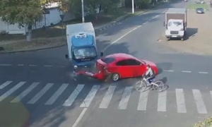 【危機一髪×２】一瞬で２回死にそうになる！衝突事故の巻き添え自転車！ロシア怖い！