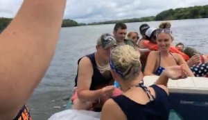 ボートの上でプロポーズ！照れた彼女の行動が不幸を引き起こしてしまう。