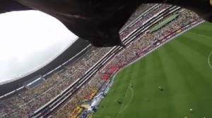 サッカースタジアムを舞う鷹が撮影！GoProカメラって凄いなぁ！