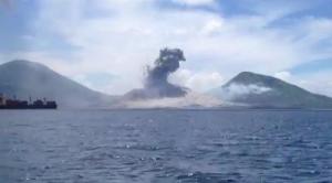 パプアニューギニアで噴火した火山の衝撃波がハッキリ見える衝撃動画！１４秒後に衝撃波は撮影者の船に・・・