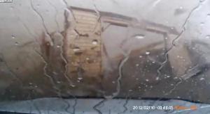 ガレージから車でバックすると暴風雨だった。と思ったら竜巻だった！押し戻されるぅ！