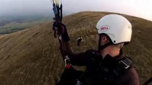 接近してくるパラグライダーを撮影してたらすれ違いざまにカメラを奪われた！