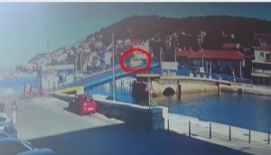 無茶するぜ！跳ね橋が上がっているのに止まらない車！と圧巻の可動橋！