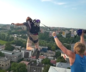 その高さでパラシュート開くの！？わずか５２ｍのベースジャンピング！