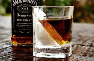 こんなグラスと氷でウイスキーを楽しみたい！斜めってる氷が作れるウイスキーグラス！