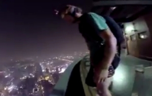 クアラルンプールタワーからベースジャンプ！別ビルの屋上プールへダイブするスーパーミッション！