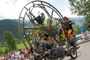 サーカスもビックリな音楽隊！巨大な車輪に乗って演奏する街頭音楽集団がインパクト抜群！