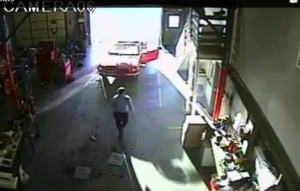 パーキングブレーキをし忘れて無人で動き出す車を救出する男性！