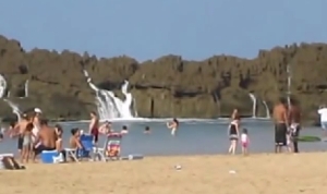 岩礁を乗り越えて砂浜に押し寄せる大波！プエルトリコのクローズドビーチが全然クローズドじゃなかった！