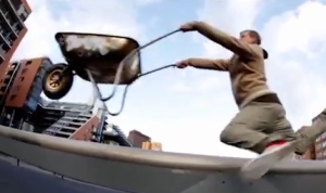 くだらなくて面白いエクストリーム手押し車！スケボーに見立てた工事用一輪車でトリックを決める青年！