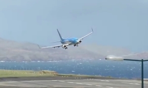 着陸寸前の横風で大きくバランスを崩すも無事着陸！パイロットすごい！でもこんな空港ヤダ！