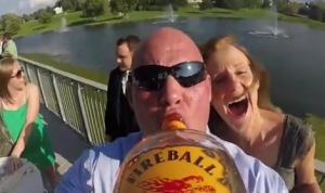 結婚式の招待客でウイスキーを回し飲み！カメラをビンに取り付けて撮影した記念映像！