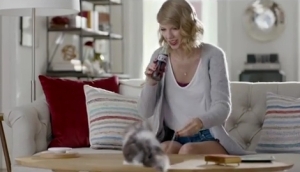 コーラを一口飲むたびにネコが増える！テイラー・スウィフトのダイエットコークＣＭが猫だらけ！