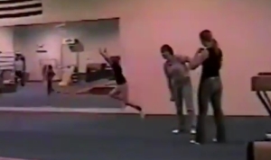 体操少女の奇跡のタイミング！危機一髪だったけど当事者の子供は気がついてない！