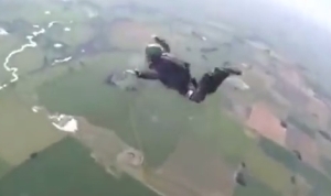 あぶなかった！スカイダイビングに夢中になりすぎて高度を忘れる二人！