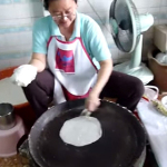 こんなふうに焼いてくんだ！？ベトナム料理のライスペーパーを薄く焼く方法！