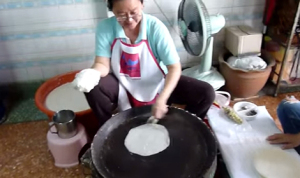 こんなふうに焼いてくんだ！？ベトナム料理のライスペーパーを薄く焼く方法！