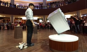 どんな物でも斜めに立てちゃうバランス人間！洗濯機だってご覧のとおり！