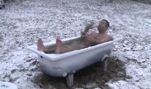 今日のノルウェー暖かい！野外の浴槽でウォッカ飲んじゃうぞ！