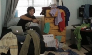 「散らかった部屋を一瞬できれいに見せる方法」というタイトルが付いていたGIFアニメ