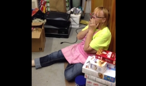 二度目のプロポーズに感極まる妻！15年前に妻が無くした結婚指輪を見つけた夫が妻にサプライズ！