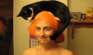 猫が帽子みたいに！朝の身支度中も一緒に居たいニャンコ！