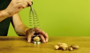 欲しくなるクルミ割り器と、絶対にいらないクルミ割り器！