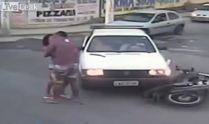 純愛バイク事故！車に突っ込んだ直後にお互いの無事を確認してチューする二人！