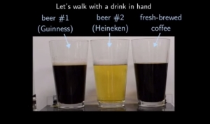 歩きながら飲むならビールが一番こぼれにくい！その理由は！？