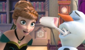 アナと雪の女王で大爆笑できるとは！オラフの口から出るソフトクリームを食べるアナとエルサ！