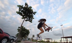 滑って踊る！スケートボードをしながらダンスする女の子！