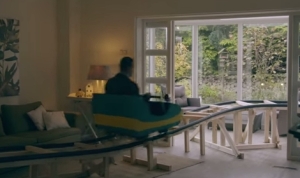 家を売るために不動産業者が考案した室内ジェットコースターのツアー！