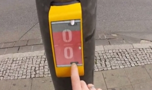 信号待ちで対戦ゲーム！道路の向こう側の相手とピンポンで勝負！