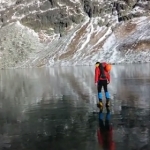 ガラスのように透明な氷が張った湖を歩く！湖の底までバッチリ見れちゃう！