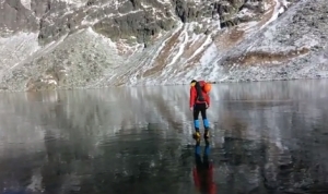 ガラスのように透明な氷が張った湖を歩く！湖の底までバッチリ見れちゃう！