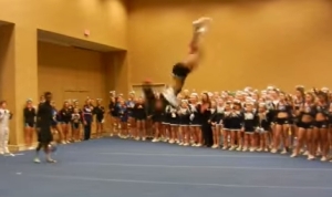 エンジェルライスさんの連続タンブリング！ひねりを加えた宙返りやバック転が止まらない！