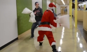 マクラバトル勃発！サンタクロースからの枕プレゼントが戦いの合図！