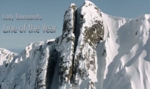 アラスカの切り立った山の狭い隙間を猛スピードで滑るスキーヤー！