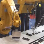 乾電池をパックする産業用ロボットのコンビネーションが凄い！
