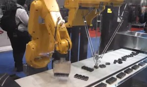 乾電池をパックする産業用ロボットのコンビネーションが凄い！