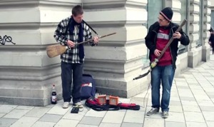 ギターとベース？いや、ほうきとシャベルのストリートミュージシャン！
