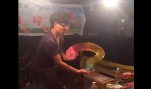 階段を降りるバネのオモチャ「スリンキー」を使った新しいパフォーマンス！