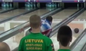 残念ボウリング！ストライクじゃないのにガッツポーズしちゃう選手！