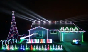 完成度が凄いぞ！スター·ウォーズの音楽に同期したクリスマスイルミネーション！
